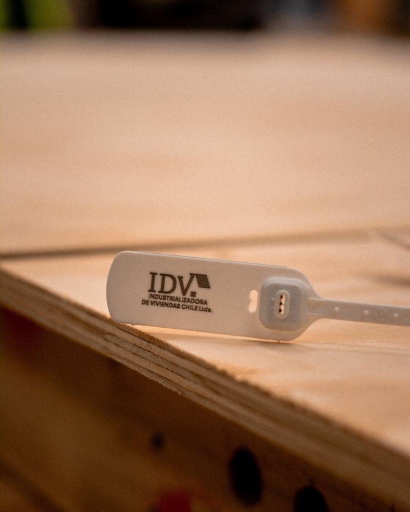 Precinto IDV sobre un panel