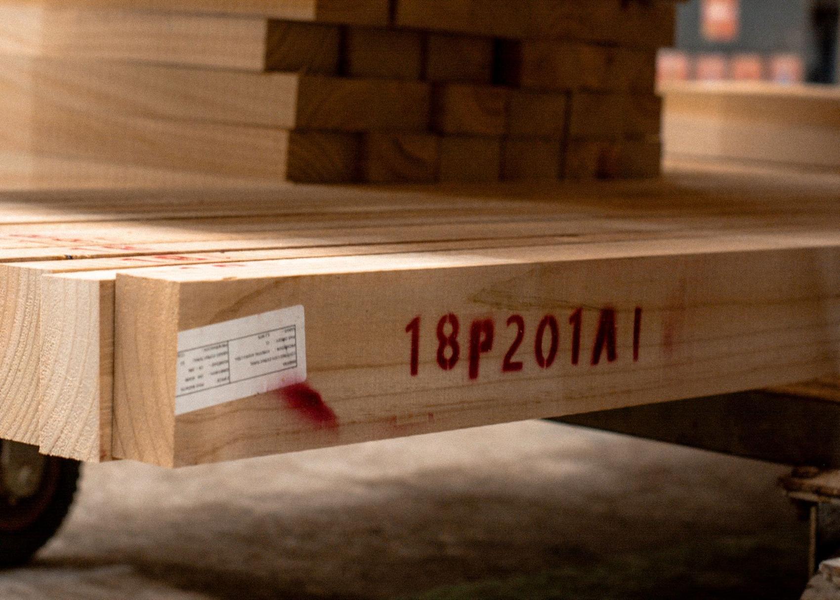 Código de panel rotulado sobre la madera